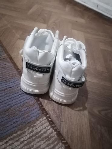 omega saat: Ağ rəngli yüksək boğazlı idman ayaqqabısı - Üslub — 3