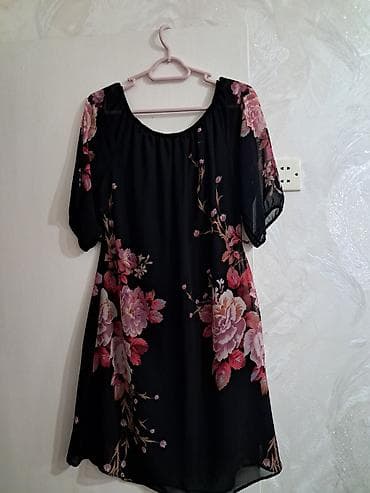 Qadın ayaqqabıları: Qadın paltarı – qara fonlu, çiçək naxışlı - Stil: rahat, A-kəsimli — 1