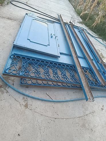 Mavi rəngli metal darvaza və qapı komplekti. Dəmir konstruksiyadan