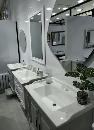 Ağ rəngli rəfləri və aynası olan hamam mebeli dəsti. Bu dəstə iki ayrı