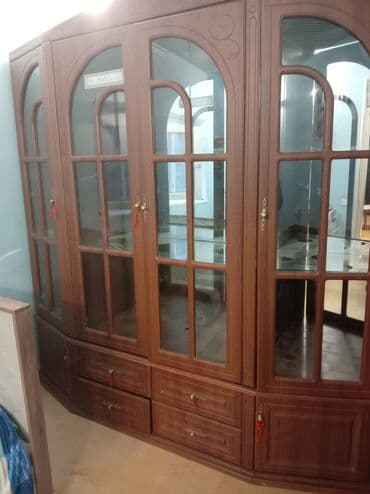 Şüşəli dolab vitrini
