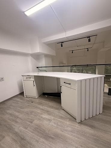 Ağ rəngli resepsiyon/qarşılama masasısı - Dizayn: Ön hissəsi zolaqlı — 1