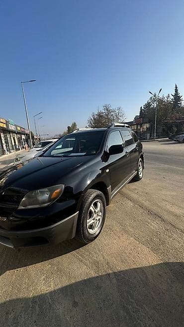 Транспорт: Mitsubishi Outlander – qara rəng, 5 qapı, kompakt SUV. Maşın tam — 1