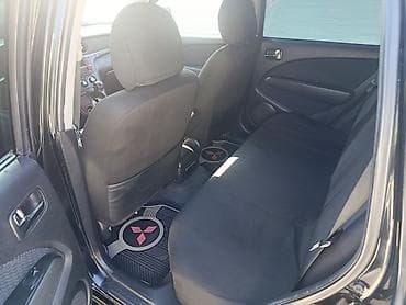 man sat: Mitsubishi Airtrek: 2 l | 2002 il 258000 km Van/Minivan — 9