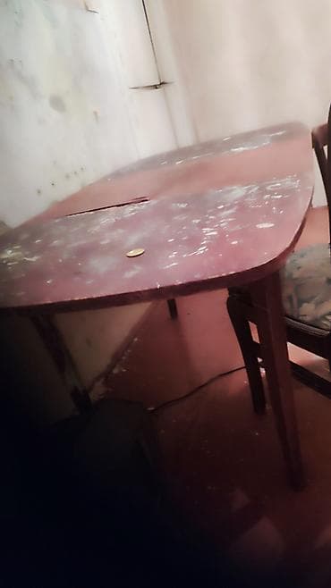 qədimi mirvari: Duqqət qədimi sovet stolu kvadrat.Ayaqlar vintli bərkidicilərlə — 10