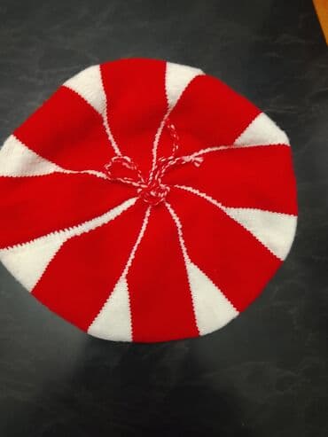 qadın paltarı: Qırmızı-ağ zolaqlı toxunma beret - Dizayn: Qırmızı və ağ rəngli — 1