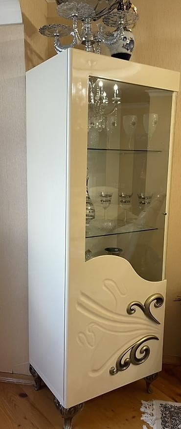 taxta komod: Klassik üslubda qonaq otağı mebel dəsti Tərkibi: - 1 ədəd şüşəli — 1
