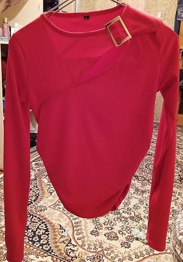 kətan paltar: Qadın uzunqollu bluz – parlaq qırmızı rəngdə. 1dəfə geyinilib o da — 1