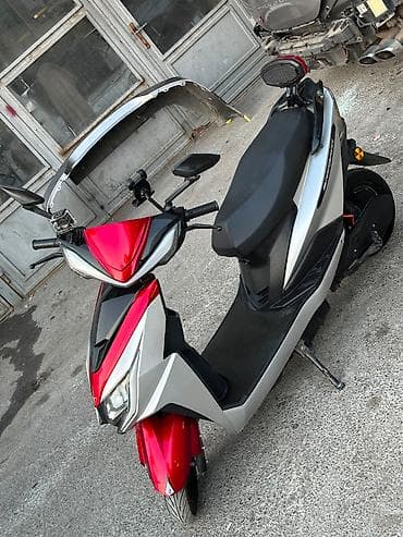 Elektrikli moped cəmi 1 ay işlənib. Qiymətə kaskı da daxildir. Sürəti — 3