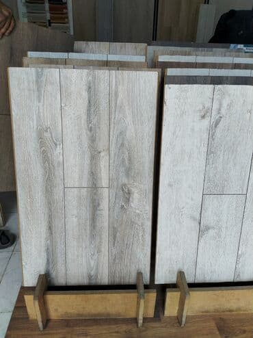 Ağac naxışlı laminat döşəmə panelləri. Müxtəlif rəng çalarlarında