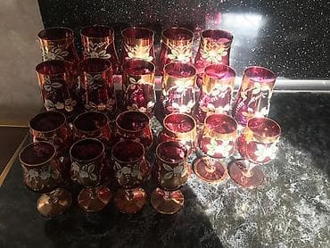 serviz: Qırmızı-bənövşəyi tonlarda, qızılı haşiyəli dekorativ şüşə qədəh və — 5