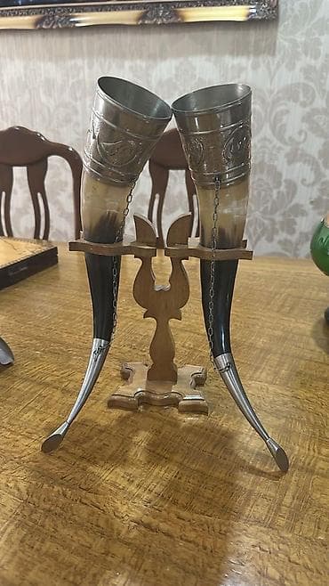 İkili içki buynuzu dəsti – taxta stendli - Tərkib: Təbii buynuzdan