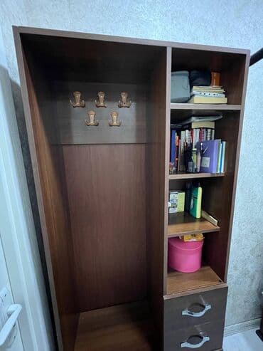 вешалка настенная в прихожую: Dolab / Şkaf: 📌 Taxta materialdan, yaxşı vəziyyətdədir. 📌 Geyim asmaq — 3