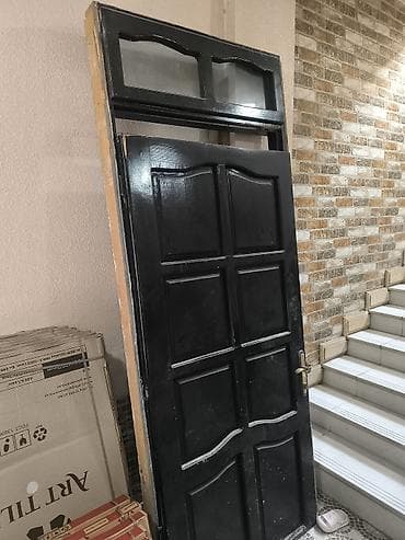 Qara rəngli giriş/qapı dəsti təmiz taxta qapı,ramkasida var,kilidə — 1