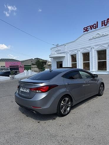 hunday matriks: Hyundai Elantra sedan – gümüşü rəng, aerodinamik kuzov və qara rəngli — 7