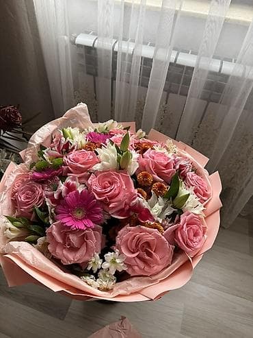 Çiçək buketləri – zərif dizaynlı kompozisiyalar
Yeke güllerdi