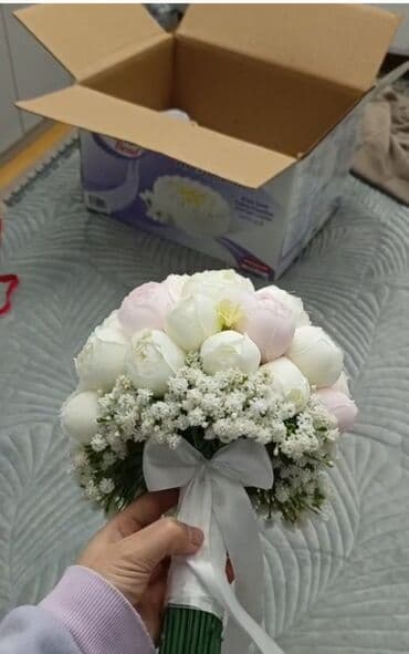 toy ucun paltar modelleri: Zərif gəlin buketi – krem-ağ və solğun çəhrayı tonlarda — 1