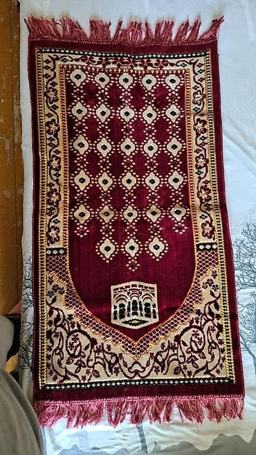Məxməri toxumalı namaz xalçası üstünde möhür daşida verirem - Rəng