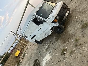 opel vita 1998: Ağ rəngli yük/miniven tipli köhnə kuzovlu avtomobil. Xüsusiyyətlər: - — 2