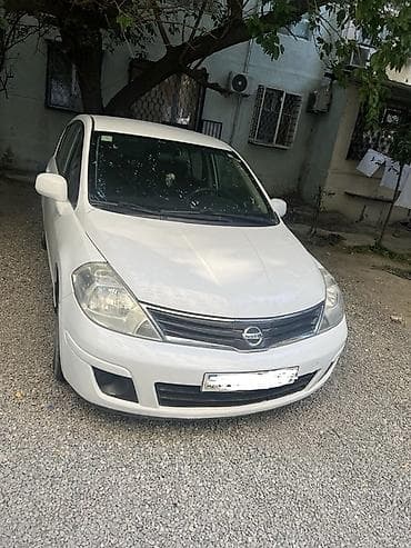 Avtomobil satışı: Nissan Tiida hatchback – ağ rəng, 5 qapı, şəhər üçün rahat və iqtisadi — 5
