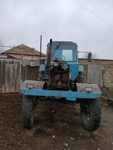 Kommersiya nəqliyyat vasitələri: Mavi rəngli təkərli kənd təsərrüfatı traktoru - Kabinəli, ön və arxa — 1