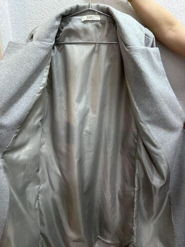 qadin kasloklari: Zərif dizaynlı boz qadın palto - Rəng: Açıq boz - Kəsim: Dizə yaxın — 2