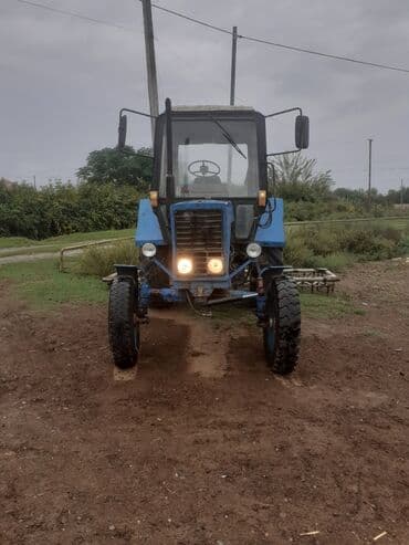 renault twizy qiymeti: Mavi rəngli kabinalı təkərli traktor - Ön və arxa işıqlar, dönmə — 1