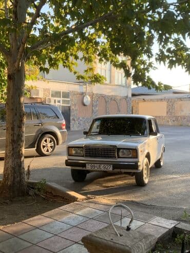 диски на авто ваз 2110 родные: VAZ 2107, ağ rəng, sedan kuzov. Xüsusiyyətlər: - Klassik “Jiquli” — 2