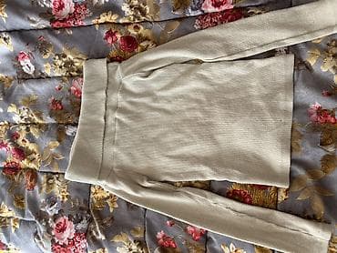 Alt paltarı: S razmer geyinilir Qadınlar üçün uzunqol, boğazlı sviter. - Rəng — 1