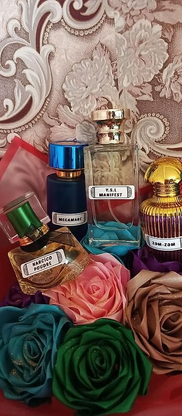 Qədim naxışlı fon üzərində müxtəlif ətir flakonlarından ibarət dəst