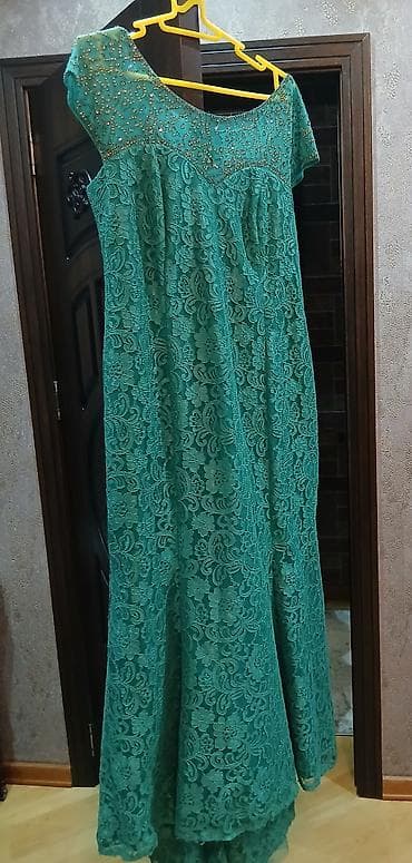 koja donlar: - Zümrüd-yaşıl rəngdə, uzun ziyafət/gecə paltarı - Üst qat: güllü — 2
