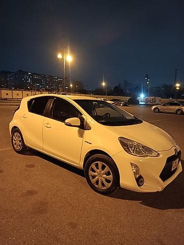 Toyota Aqua Hybrid hatchback idyal vezyetdedir maşın sonda sizə qalmır