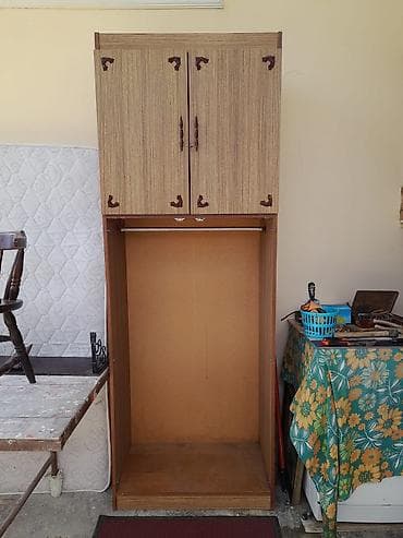 Şkaf iki qapilidir sadəcə olaraq çixarilib paltar asa ve ayaqqabi qoya