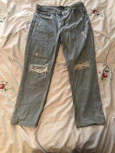 Açıq göy rəngli denim cins şalvar. Ön hissədə dizlərdə və budlarda