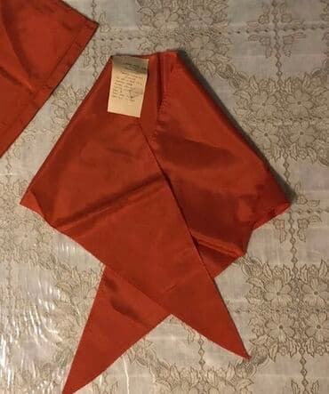 qizil onluq qiymeti: Pioner qalustuku nishani ve papaq desti 50 manat . Qalustuk 10 manat — 5