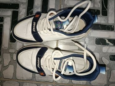 ağ sandallar: Idman ayaqqabısı 44 razmer - Rəng: ağ–tünd mavi (narıncı detallar) - — 2