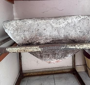 Su: Orijinal qara su daşı – 50 il əvvəl Yerevandan gətirilib. Suyun — 3