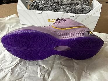 Krasofkalar və idman ayaqqabıları: Məhsul: Nike LeBron NXXT Gen AMPD “Purple/Gold” basketbol krossovkası — 3