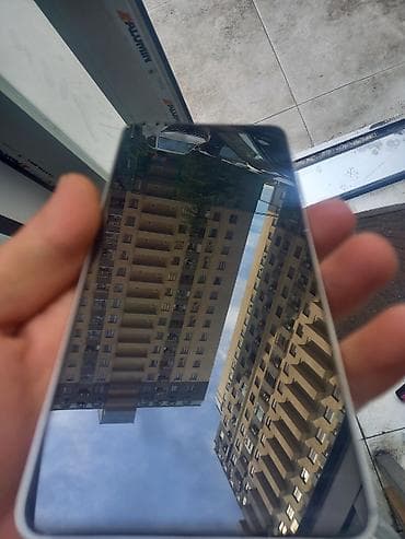 kreditde olan telefon: Smartfon – gümüş rəngdə, düz kənarlı metal gövdə Çox təcili satılır — 9