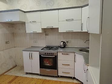 Mətbəx mebel dəsti – L formalı, ağ rəngli, üstü boz rəngli masaüstü