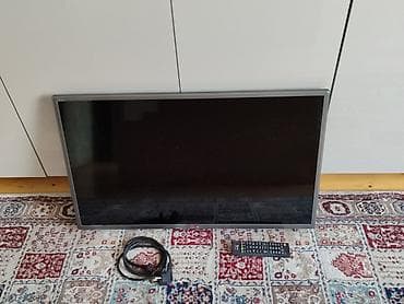 kompüter ekranı: LED televizor, təxminən 32–40 düym ekran ölçüsü. Nazik çərçivəli — 1