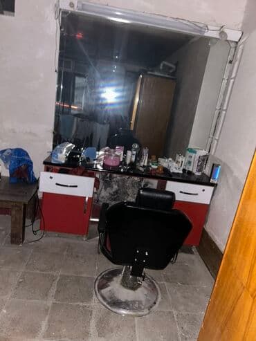 berber guzgusu: Bərbər/bizə salonu üçün tam ləvazimatlı iş guşəsi - Böyük divar — 1