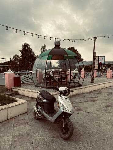 Şəhər içində çevik hərəkət üçün kompakt benzinli skuter