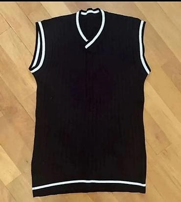 Qolsuz trikotaj jilet - Rəng: qara, haşiyələrdə ağ zolaqlar - Model