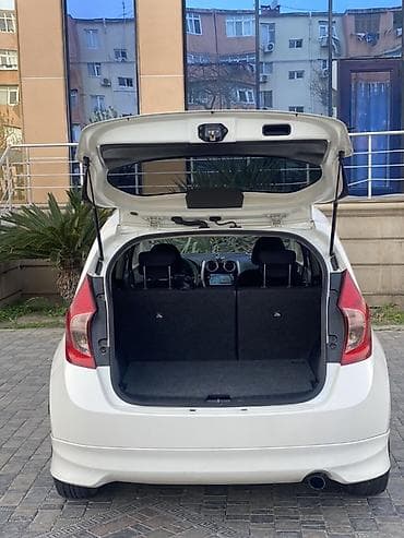 avto satis: Nissan Note (E12) – ağ rəngli, 5 qapılı şəhər hetçbeki Mühərrik və — 6