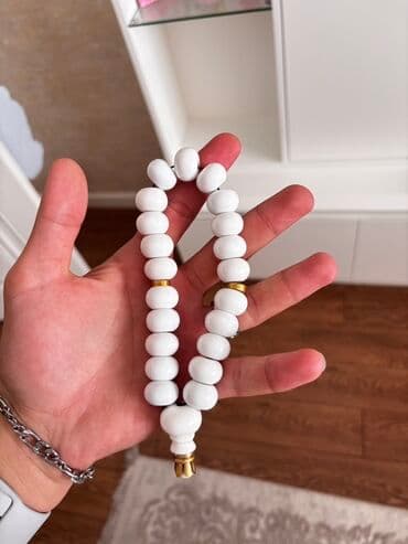 qaralmayan bijuteriya: Əl işi ağ rəngli muncuqlardan hazırlanmış təsbeh, hər biri dəyirmi — 1