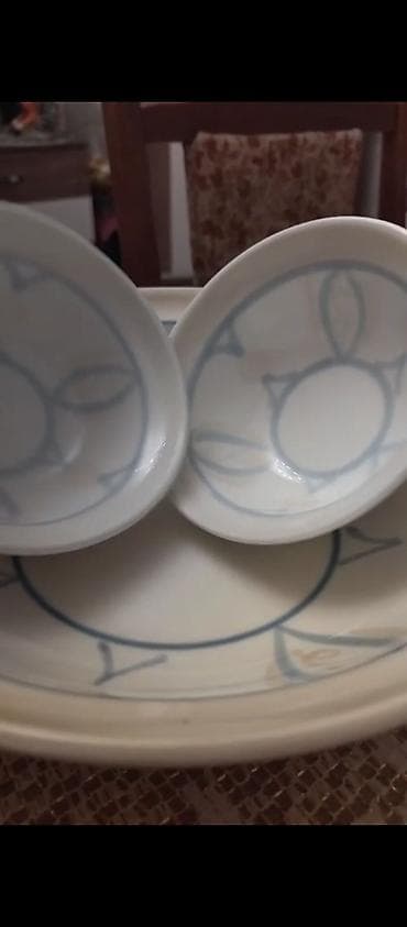 sevimli it sekilleri: Porcelain qab dəsti – klassik ağ fonda zərif açıq-mavi naxışlarla — 2