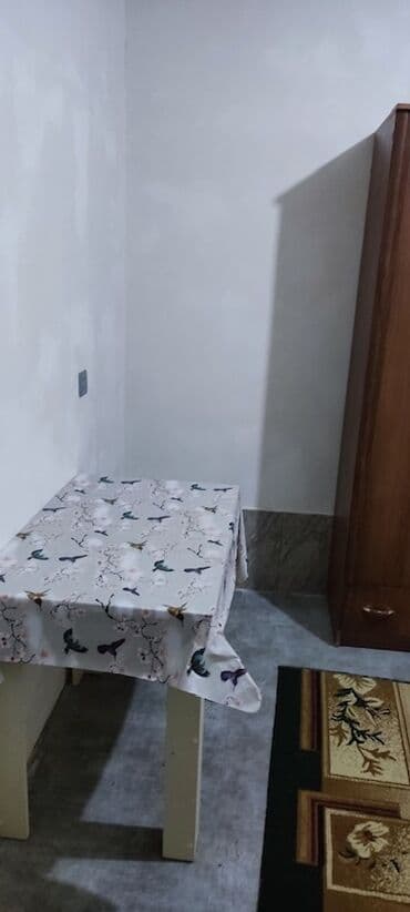 qəbələ kirayə: Bu otaq mebelli kirayə verilir. Otaqda tək nəfərlik çarpayı, kiçik — 2