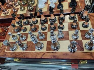 Şahmat 
Şahmat taxtası daşları ilə biryerde Orjinal