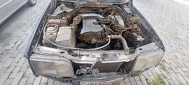 s guzgulər: Mercedes-Benz W124 sedan, qara rəng. Klassik 4 qapılı kuzov, polad — 4